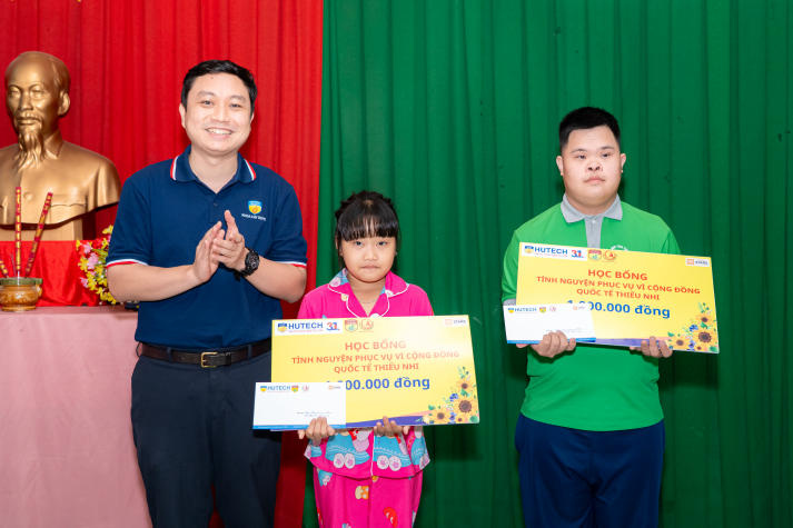 “Trao yêu thương - Nhận nụ cười”: Tuổi trẻ HUTECH rộn ràng mang Tết Thiếu nhi về Khu phố Đông An (Bình Dương) 12