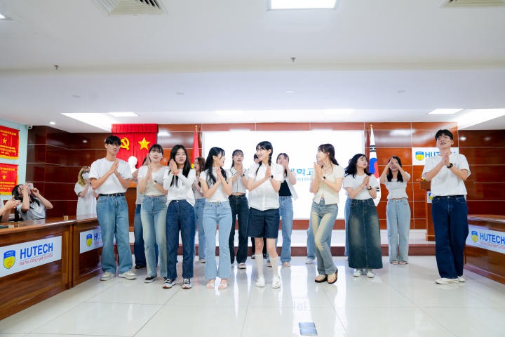 Sinh viên Viện Công nghệ Việt - Hàn giao lưu văn hóa cùng sinh viên Đại học KeiMyung 95