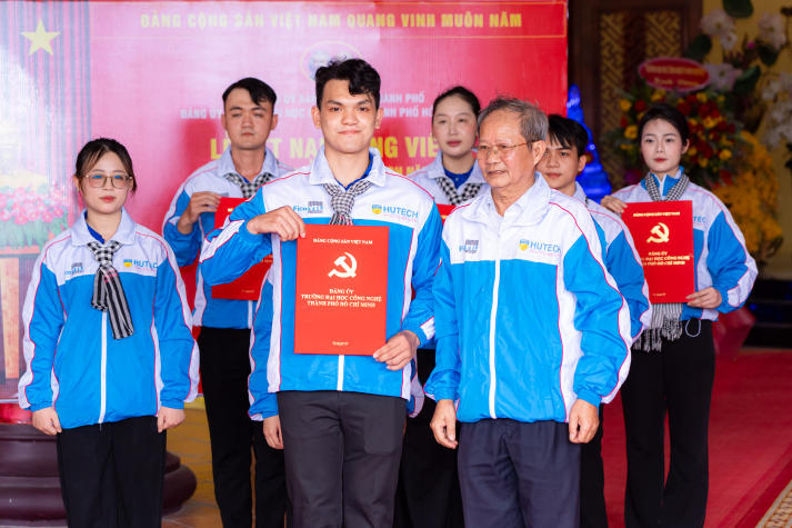 07 chiến sĩ Mùa hè xanh HUTECH vinh dự đứng vào hàng ngũ của Đảng Cộng sản Việt Nam 52