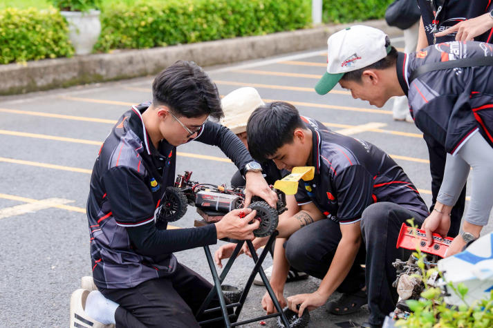 [Video] Hơn 130 đội thi “đốt nóng” đường đua RACING HUTECH 2026 lần thứ 9 12