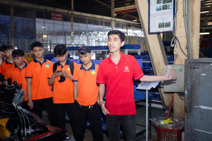 Sinh viên Viện Kỹ thuật tìm hiểu quy trình sản xuất ô tô tại Vĩnh Phát Motor 45