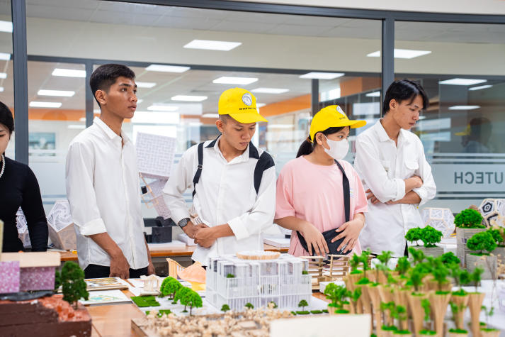 HUTECH chào đón gần 500 học sinh khám phá không gian học tập hiện đại và cơ hội học bổng hấp dẫn 40