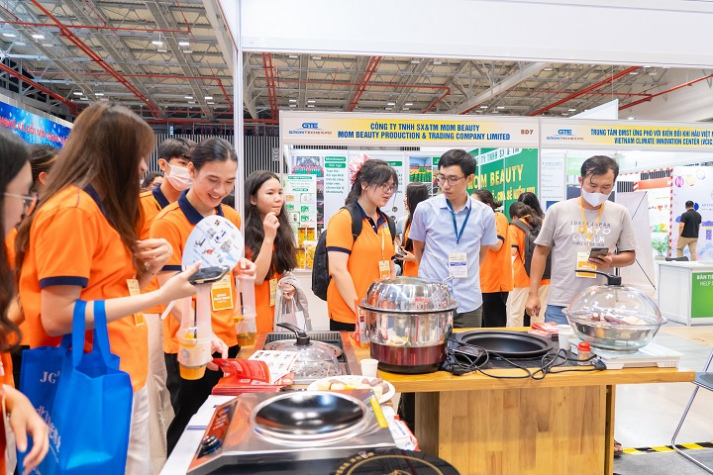 Tham quan VietNam FoodTech 2024, sinh viên Công nghệ thực phẩm cập nhật xu hướng tiến tiến trong ngành 32