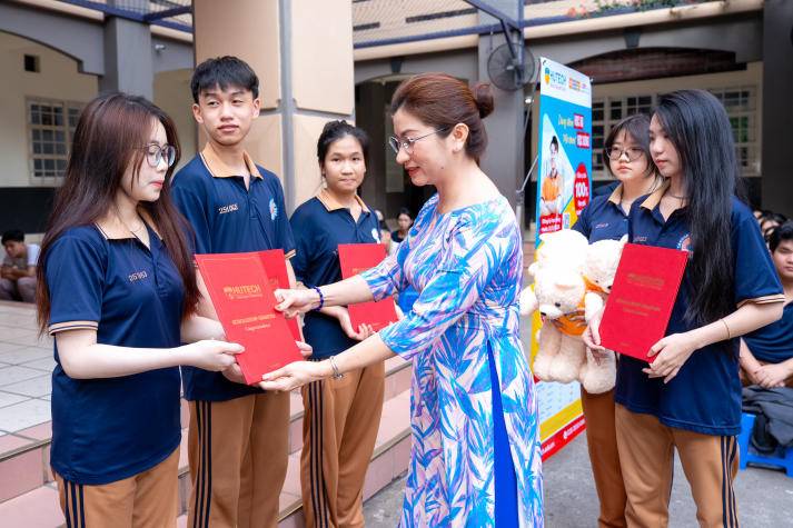 14 suất học bổng toàn khóa HUTECH tiếp sức teen Bùi Thị Xuân chạm gần giấc mơ đại học 25