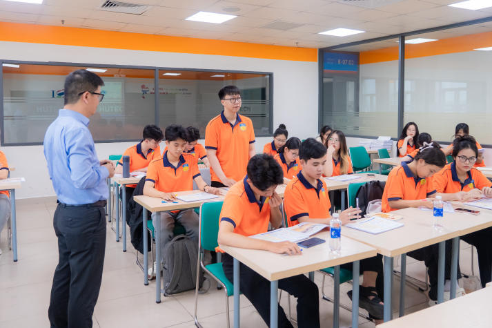 [Video] Sinh viên HUTECH học cách làm chủ tài chính từ chuyên gia trong dự án "Hanwha Life Finance Mentor" 75