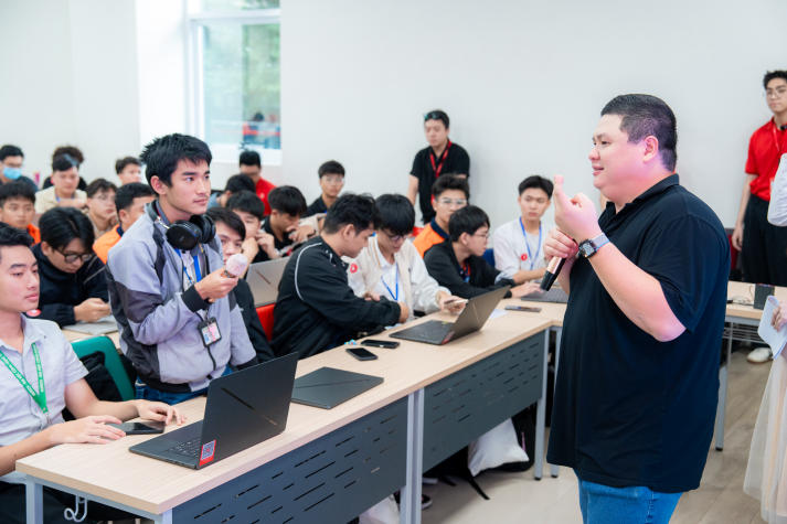 Sinh viên Khoa Công nghệ thông tin khám phá ứng dụng AI trên laptop ASUS thế hệ mới 95