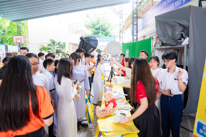 Học sinh THPT khám phá loạt mô hình học thuật sáng tạo tại gian hàng HUTECH 85