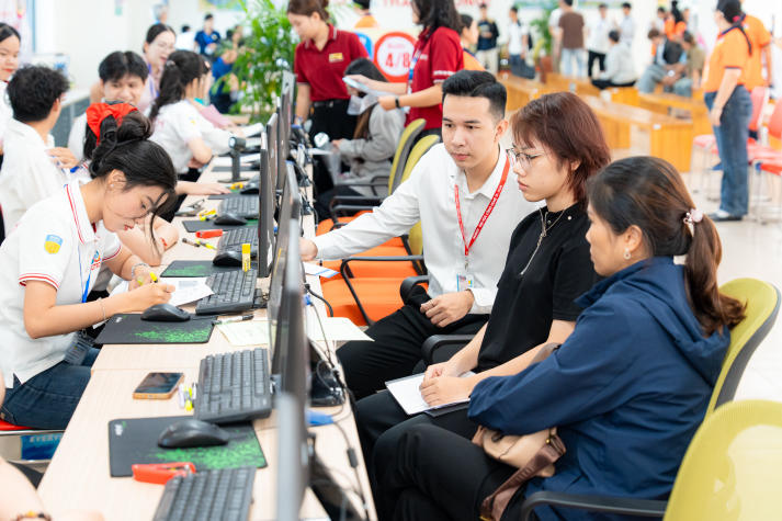 Hiệu trưởng THPT Tôn Đức Thắng (Đồng Nai) đồng hành cùng con gái nhập học tại HUTECH 4