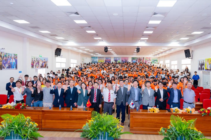 [Video] Viện Công nghệ Việt - Hàn HUTECH tổ chức lễ khai giảng, chính thức khởi động năm học mới 160
