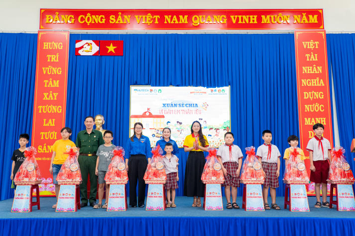 Khi mùa xuân được sẻ chia: Tuổi trẻ Khoa Tài chính - Thương mại mang Tết đến với thiếu nhi khó khăn 64