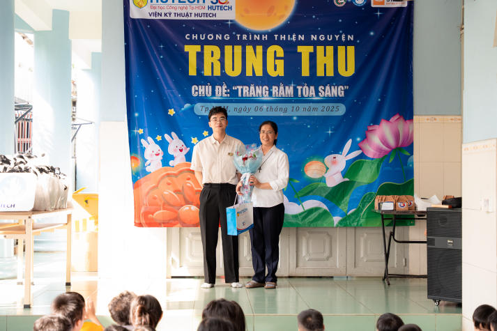 Sinh viên Viện Kỹ thuật gửi Trung thu yêu thương đến với trẻ em trường tình thương 82