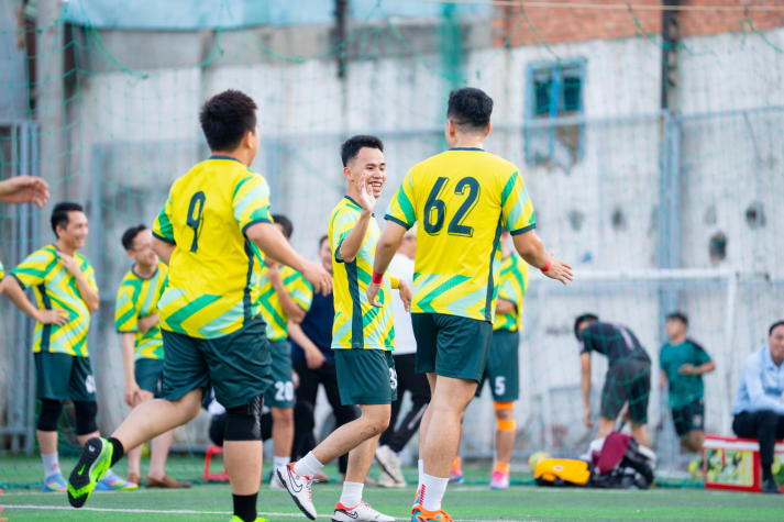 [Hội thao CB-GV-NV HUTECH 2025] Nảy lửa vòng Tứ kết bóng đá nam, 04 cái tên xuất sắc lộ diện vào Bán kết 55