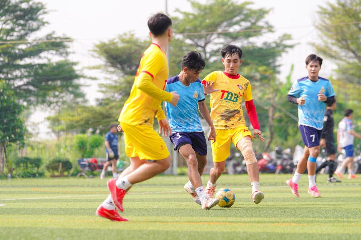 [Video] Sinh viên Việt Nam - Lào - Campuchia sôi nổi giao hữu bóng đá tại Hitech Park Campus của HUTECH 113
