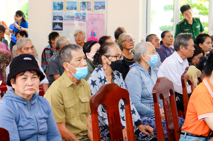 Tuổi trẻ Khoa Khoa học Xã hội và Quan hệ Công chúng tổ chức khám bệnh miễn phí cho hơn 200 người dân tại TP. Phan Thiết 16