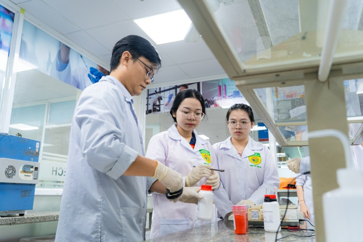 Sắc son từ lớp học: Sinh viên Viện Khoa học Ứng dụng HUTECH thực hành chế tạo mỹ phẩm 31