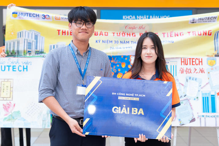 Sinh viên Khoa Trung Quốc học lan tỏa niềm tự hào HUTECH qua các tác phẩm báo tường tiếng Trung 126