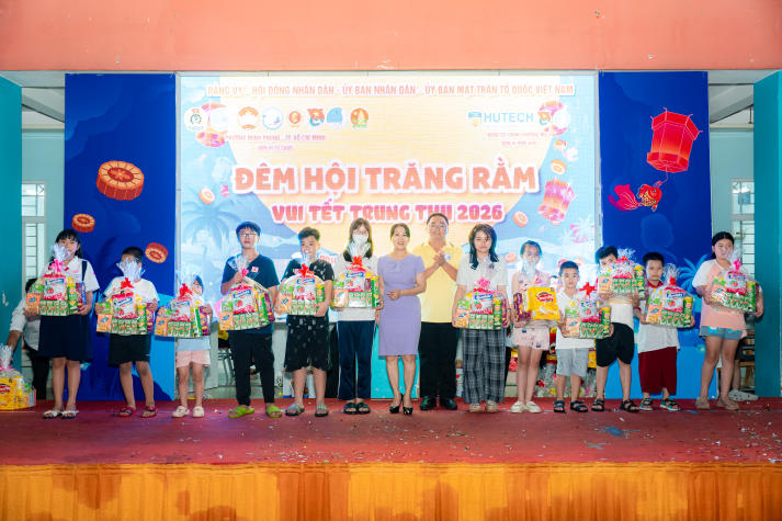 Khoa Tài chính - Thương mại nối dài mùa trăng sẻ chia cùng thiếu nhi 36