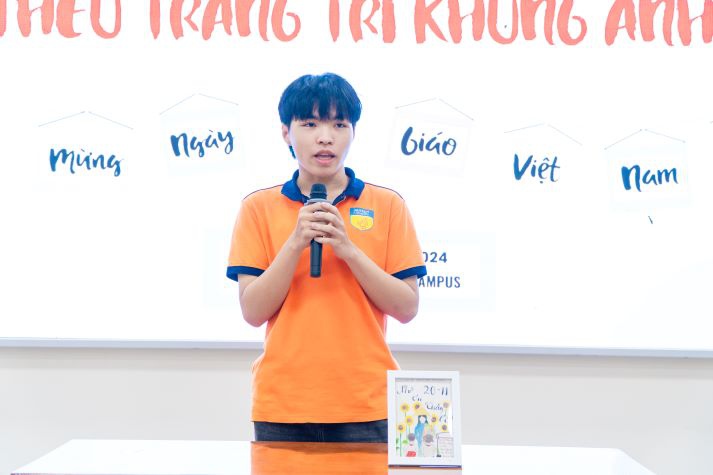 Từng đường kim mũi chỉ gắn kết tình cảm thầy trò tại hội thi thêu trang trí khung ảnh của Viện Khoa học Ứng dụng 62