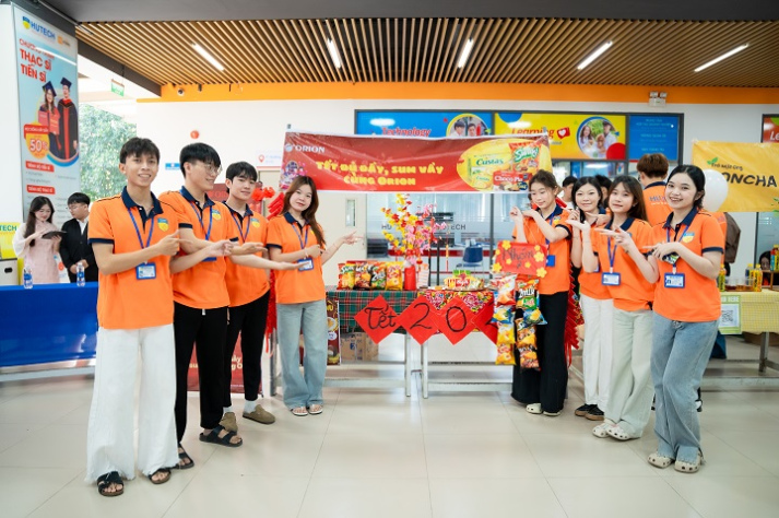 [Video] Hội chợ mở cửa, “tiểu thương” sinh viên Marketing bắt đầu “lên sạp” 15