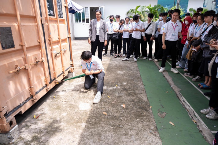 Sinh viên Viện Công nghệ Việt - Nhật tìm hiểu hoạt động khai thác cảng tại Tân Cảng - Cát Lái 66