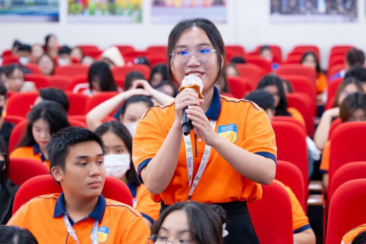 [Video] Sôi nổi buổi giao lưu cùng ca sĩ Ngô Kiến Huy và thăm khám sức khỏe răng miệng của sinh viên HUTECH 125