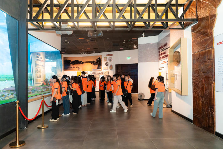 [Ảnh] Sinh viên Khoa Marketing - Kinh doanh quốc khám phá lịch sử, bồi đắp lý tưởng sống trên hành trình về nguồn 40