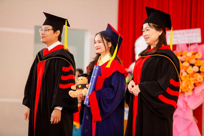 [Video] Over 400 HUTECH Masters and Bachelors of International and Transnational programs excitedly attend their graduation ceremony 130