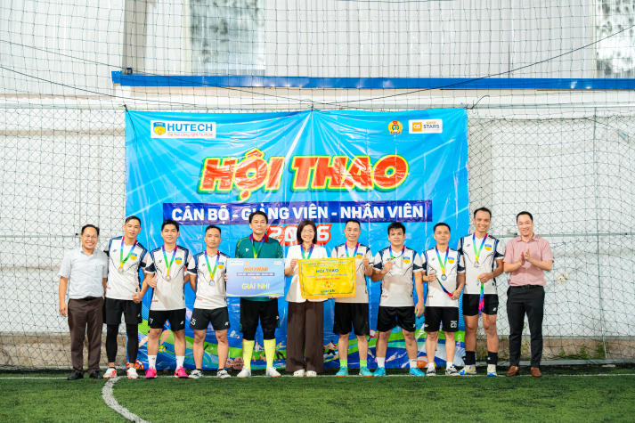 [Hội thao CB-GV-NV 2026] Tuyển sinh - Truyền thông - Marketing lên ngôi vô địch Bóng đá nam 65