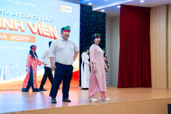 [Ảnh] Chương trình giao lưu “siêu nhiệt” của sinh viên Khoa Quản trị Du lịch - Nhà hàng - Khách sạn 73