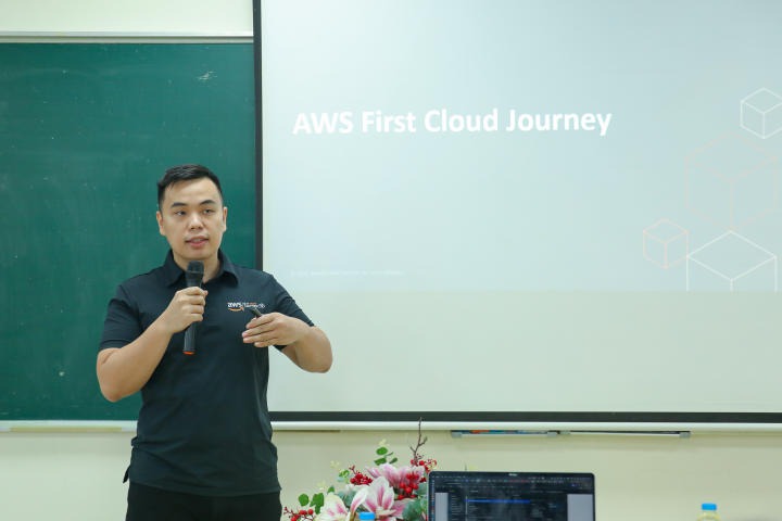 Sinh viên Công nghệ thông tin tìm hiểu công nghệ điện toán đám mây Amazone Web Services (AWS) 23