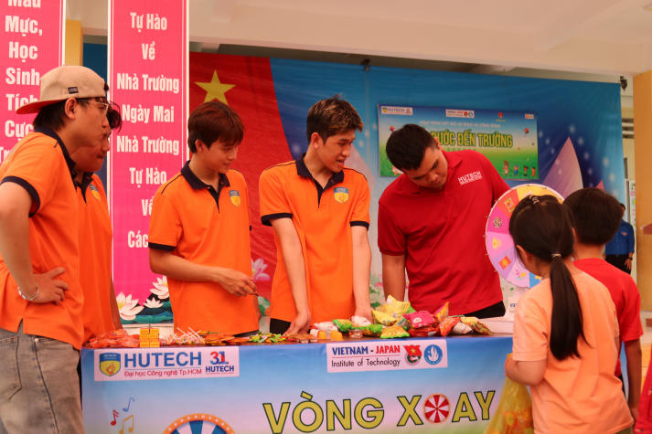 Hành trình tuổi trẻ HUTECH gieo yêu thương, nâng bước em đến lớp 52