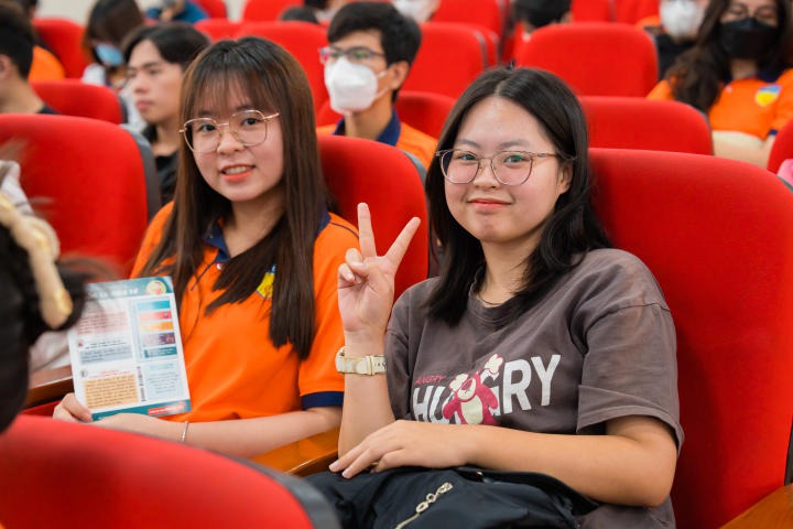 Sinh viên HUTECH sôi nổi tìm hiểu “Tác hại của thuốc lá và thuốc lá thế hệ mới đối với sức khoẻ của thanh thiếu niên” 120