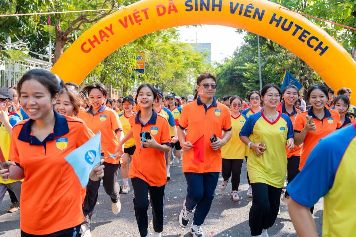 Sinh viên HUTECH rộn ràng chạy Việt dã hưởng ứng Tháng Thanh niên 21