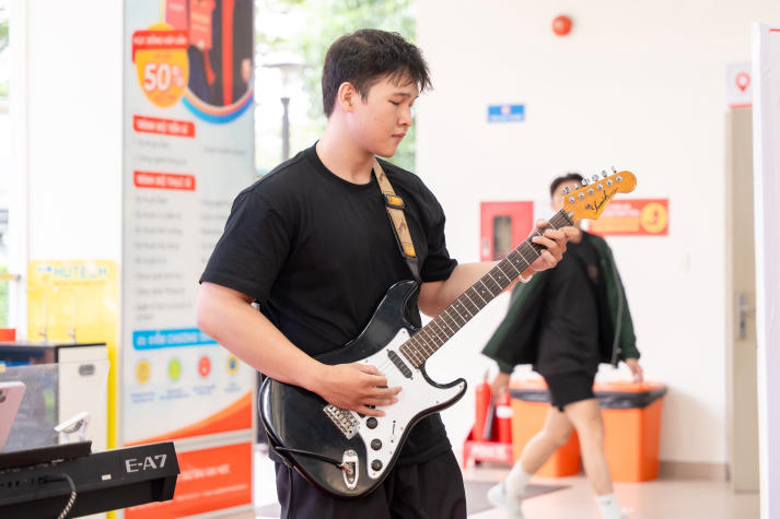 Văn nghệ sân trường chào đón năm học mới 2025-2026 tại HUTECH 81