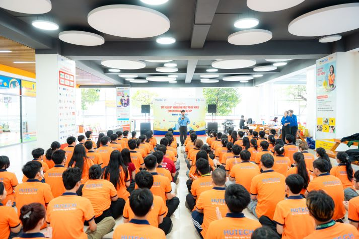 Ban cán sự lớp HUTECH tập huấn kỹ năng kết nối và dẫn dắt tập thể vào ngày 21/5 tới 22