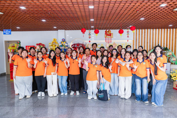 Sinh viên Công nghệ thực phẩm khám phá "bí mật" bánh bông lan Hura tại Nhà máy Bibica Miền Tây 57