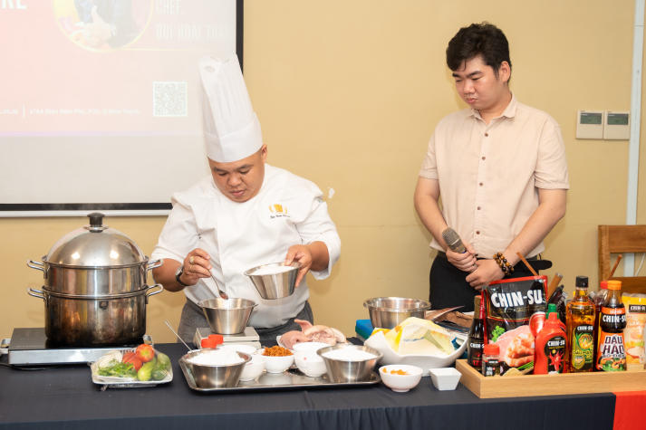 Sinh viên ngành Quản trị nhà hàng và dịch vụ ăn uống trải nghiệm làm bánh mì “signature” cùng chuyên gia 80
