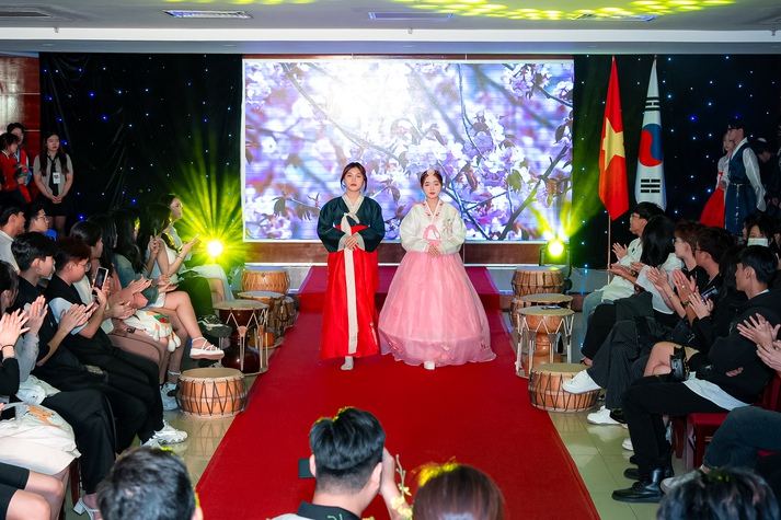 Sinh viên VKIT “xắn tay áo” tổ chức Fashion Show “Hồn Việt - Sắc Hàn” 104