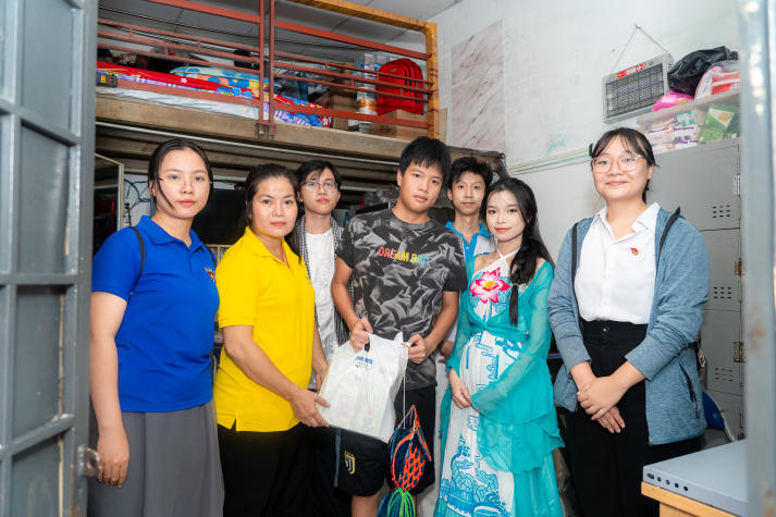 “Trung thu yêu thương 2025”: Sinh viên HUTECH kết nối trái tim, sẻ chia niềm vui cùng trẻ em Bình Thạnh 104