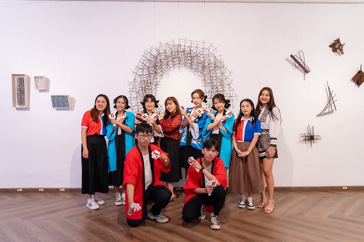 Sinh viên Khoa Nhật Bản học HUTECH tham dự triển lãm tranh "Sắc Thu" kỷ niệm 50 năm thiết lập quan hệ ngoại giao Việt - Nhật 10