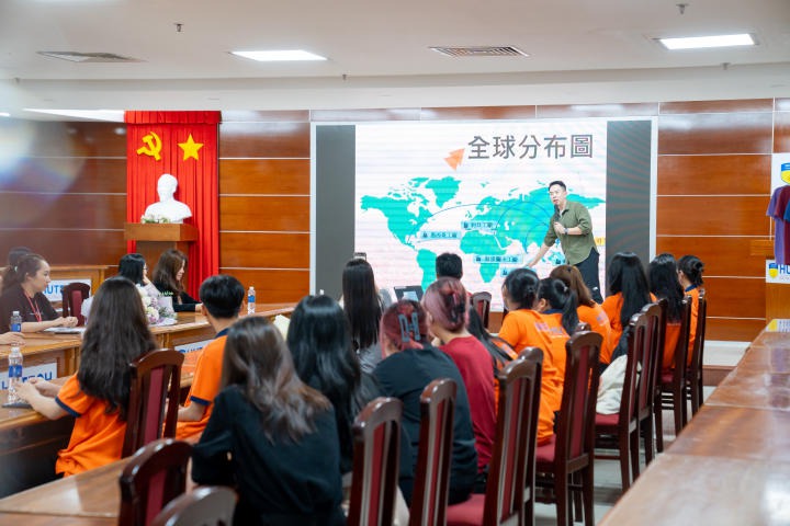 Sinh viên khoa Trung Quốc học nắm bắt nhiều kiến thức hữu ích về ngành dệt may và văn hoá doanh nghiêp Đài Loan qua toạ đàm 80
