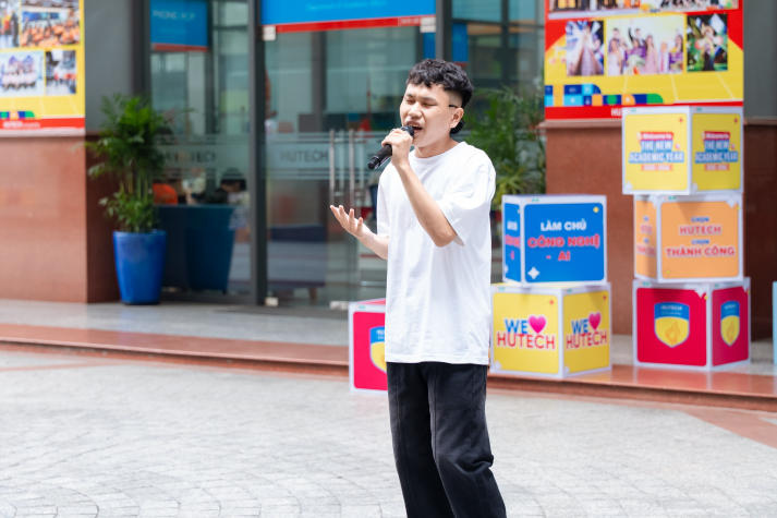 [Video] Văn nghệ sân trường HUTECH khuấy động không khí chào đón newbies 19