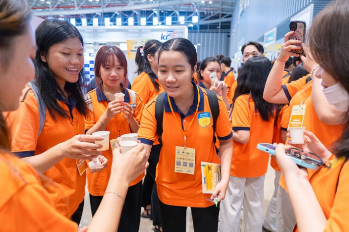 Tham quan VietNam FoodTech 2024, sinh viên Công nghệ thực phẩm cập nhật xu hướng tiến tiến trong ngành 74