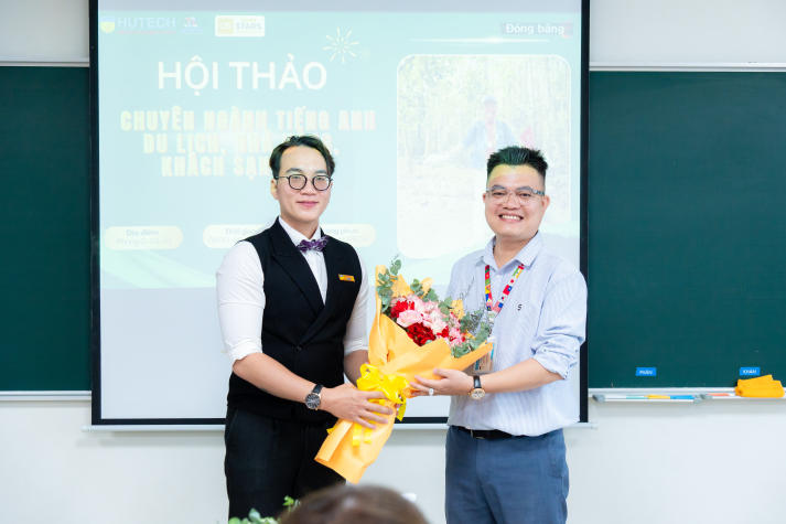 Sinh viên Khoa Tiếng Anh nhập vai hướng dẫn viên, luyện ngôn ngữ qua tình huống nghề nghiệp 12