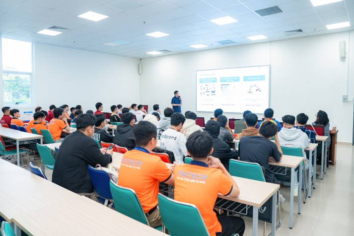 Khơi nguồn sáng tạo cùng MATLAB: Sinh viên Viện Kỹ thuật học cách làm chủ công nghệ Robot và AI 38