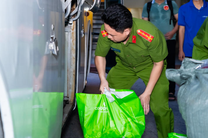 [Ảnh] Chi bộ 17 HUTECH nối dài tinh thần bảo vệ chủ quyền biển đảo tại Đồn Biên phòng Cần Thạnh (Cần Giờ) 37