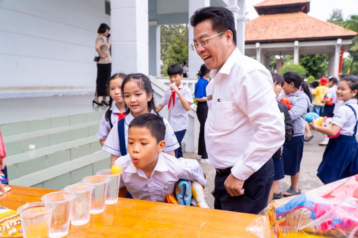 [Ảnh] Khoa Tài chính - Thương mại đồng hành cùng "Tết cho em 2025": Trao niềm vui, nhận yêu thương 113