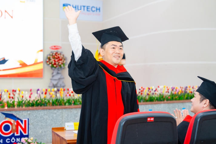 Lễ trao bằng tốt nghiệp tháng 12/2023 tại HUTECH: “Cảm ơn cha mẹ - Người không đứng trên thảm đỏ” 40