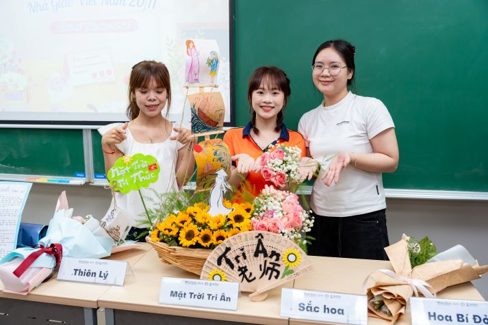 [Ảnh] Tri ân người lái đò: Hoa thay lời cảm mến của sinh viên Trung Quốc học trong ngày Nhà giáo Việt Nam 60