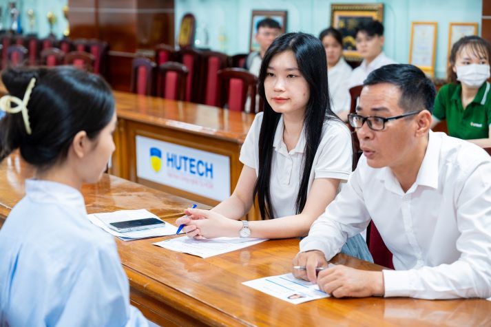 Sinh viên Khoa Tài chính - Thương mại nhận học bổng giá trị và săn cơ hội thực tập hấp dẫn từ VPBank 107